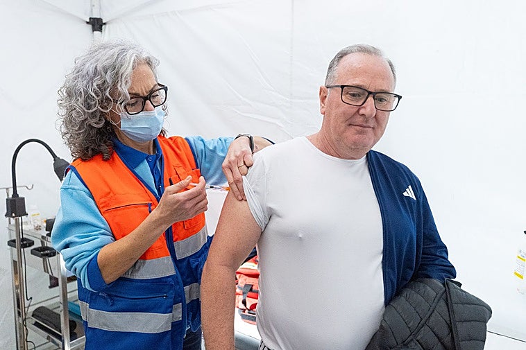 Largas colas en los puntos de vacunación contra gripe y covid en centros comerciales